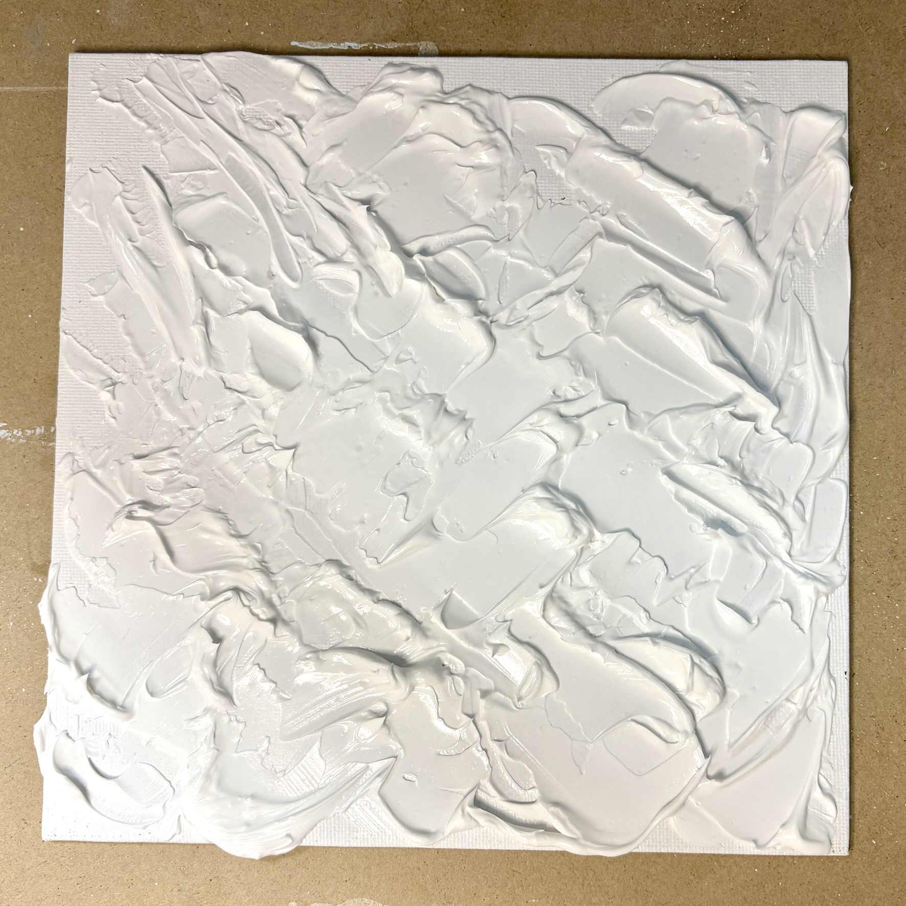 アクリル絵の具で抽象画の描き方【初心者】簡単技法5選とプロのコツ 