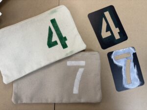 アクリル絵の具を使って布にステンシル。