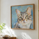 猫の肖像画が部屋に飾られている様子。肖像画はアクリル絵の具で描かれたもの。明るい雰囲気で。