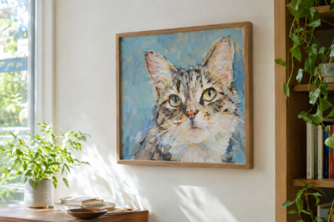 猫の肖像画が部屋に飾られている様子。肖像画はアクリル絵の具で描かれたもの。明るい雰囲気で。