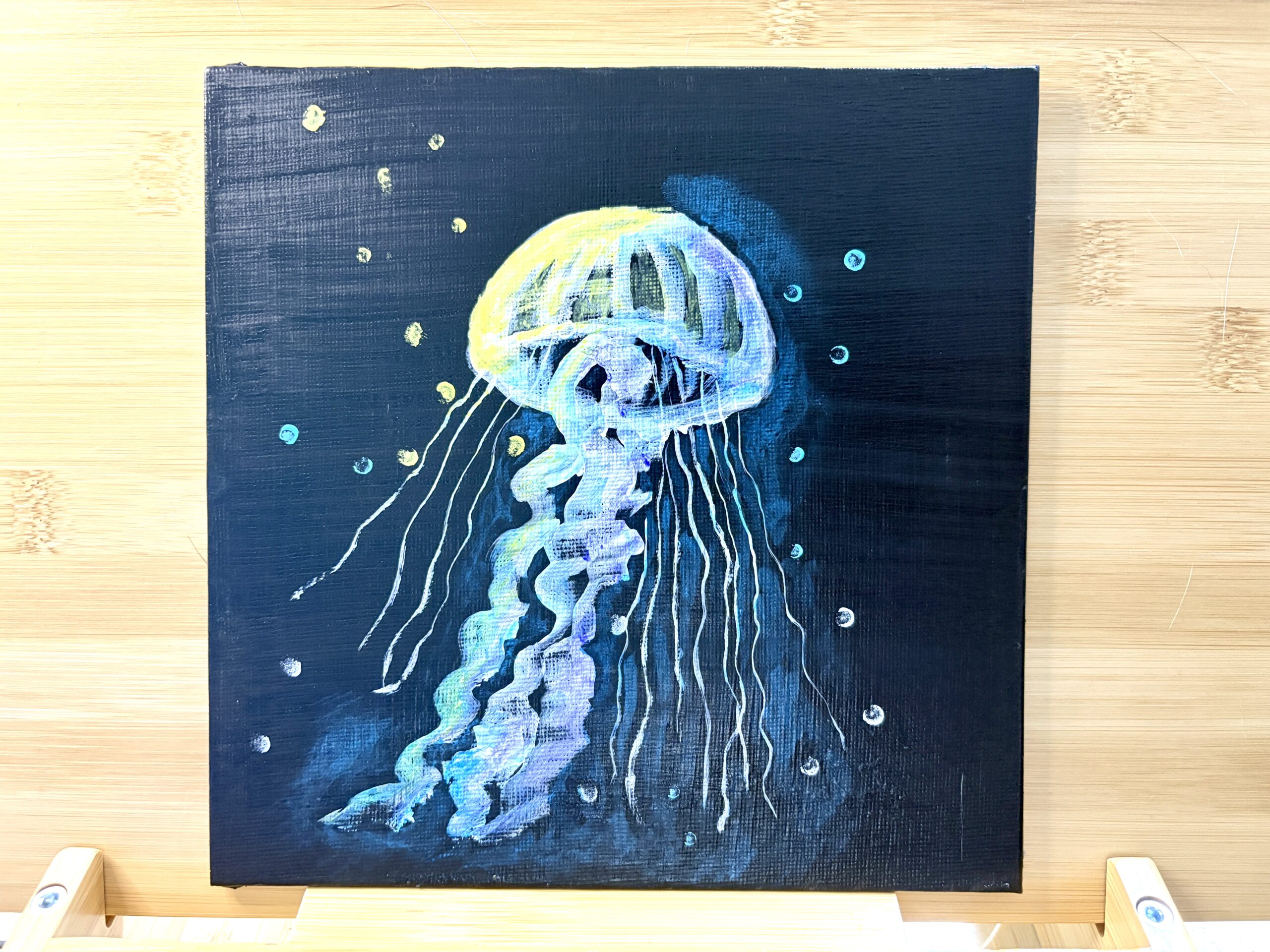 クラゲをアクリル絵の具で描く方法｜透明感と光を出すコツ | アクリル