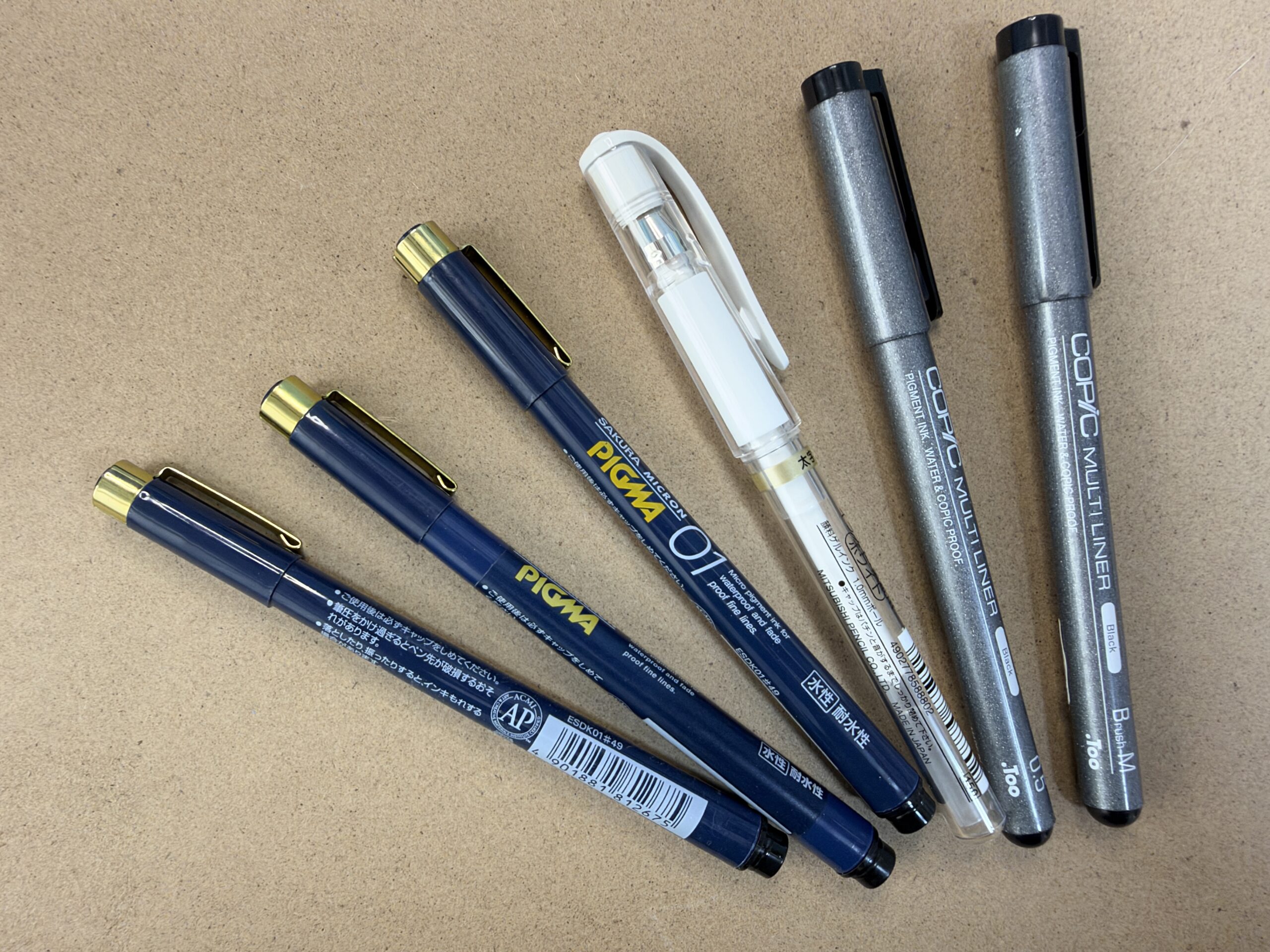 アクリル絵の具の上から描ける水性顔料ペン。